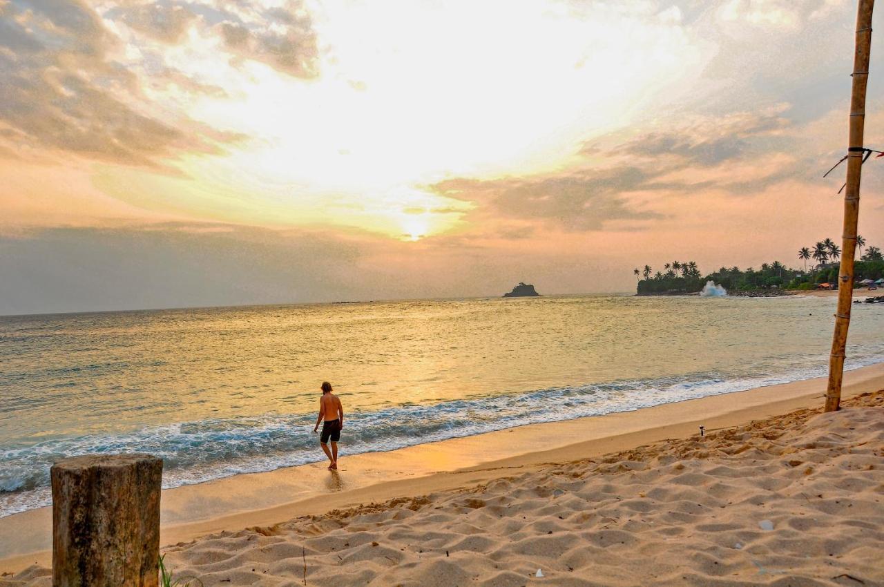 Surfers Paradise Weligama Bagian luar foto