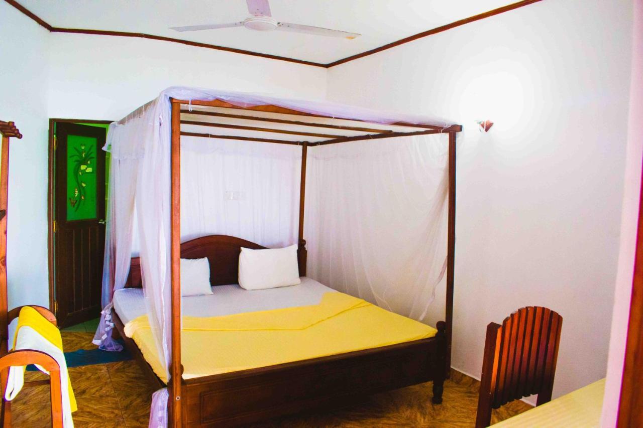 Surfers Paradise Weligama Bagian luar foto
