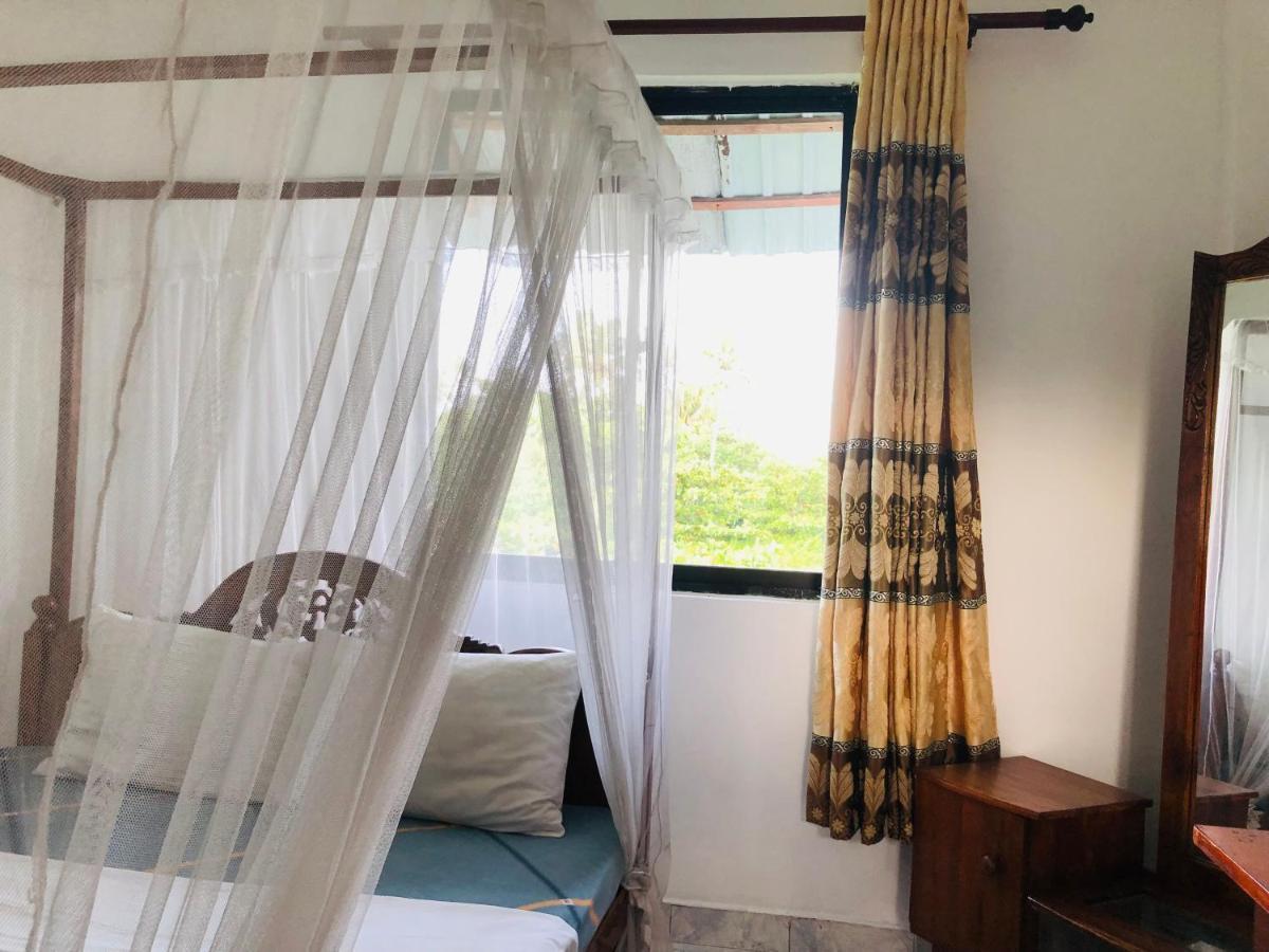Surfers Paradise Weligama Bagian luar foto